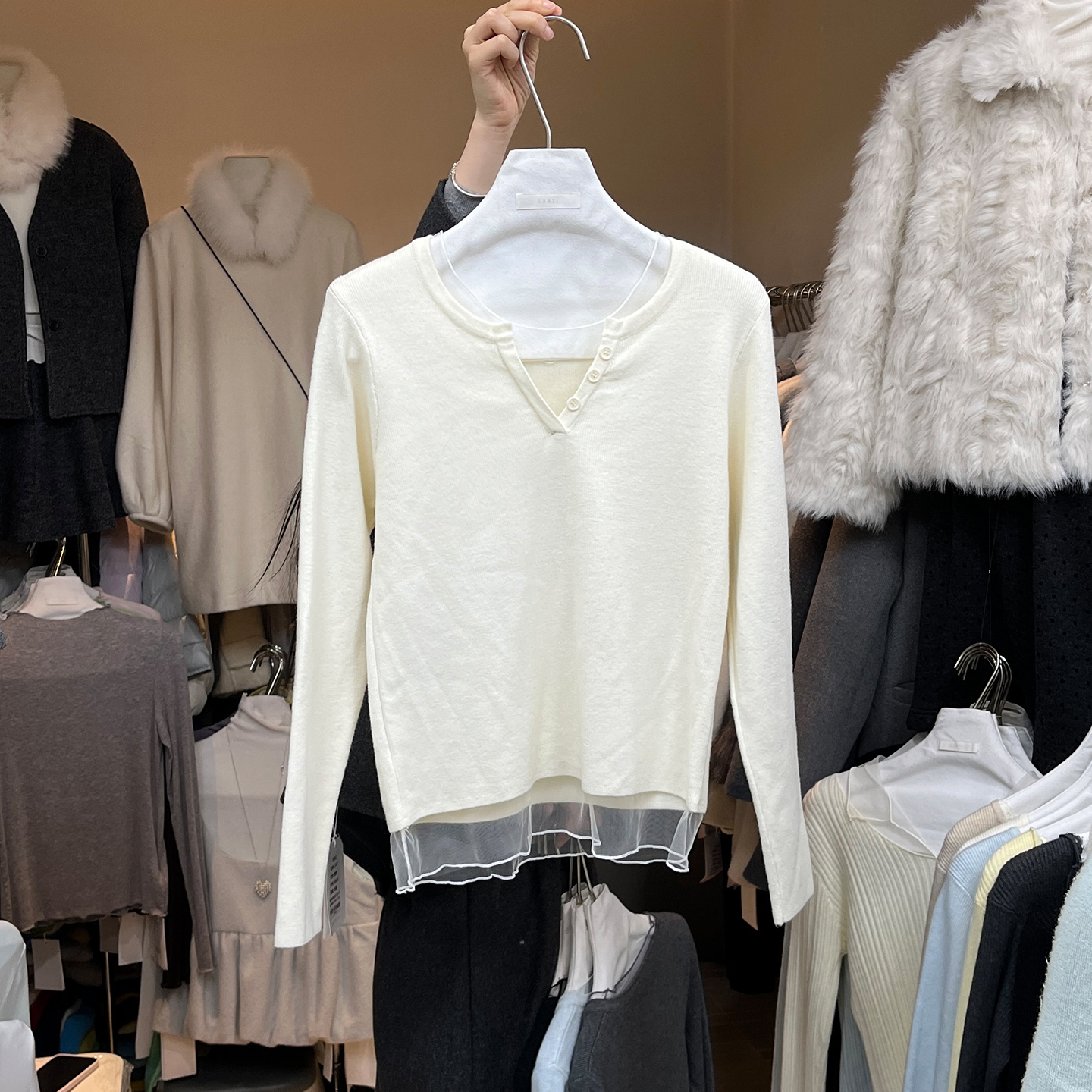 时尚网纱拼接小V领长袖针织衫女