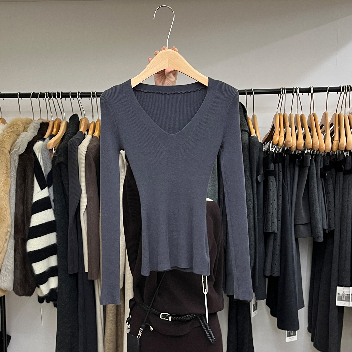 修身显瘦V领针织打底衫上衣