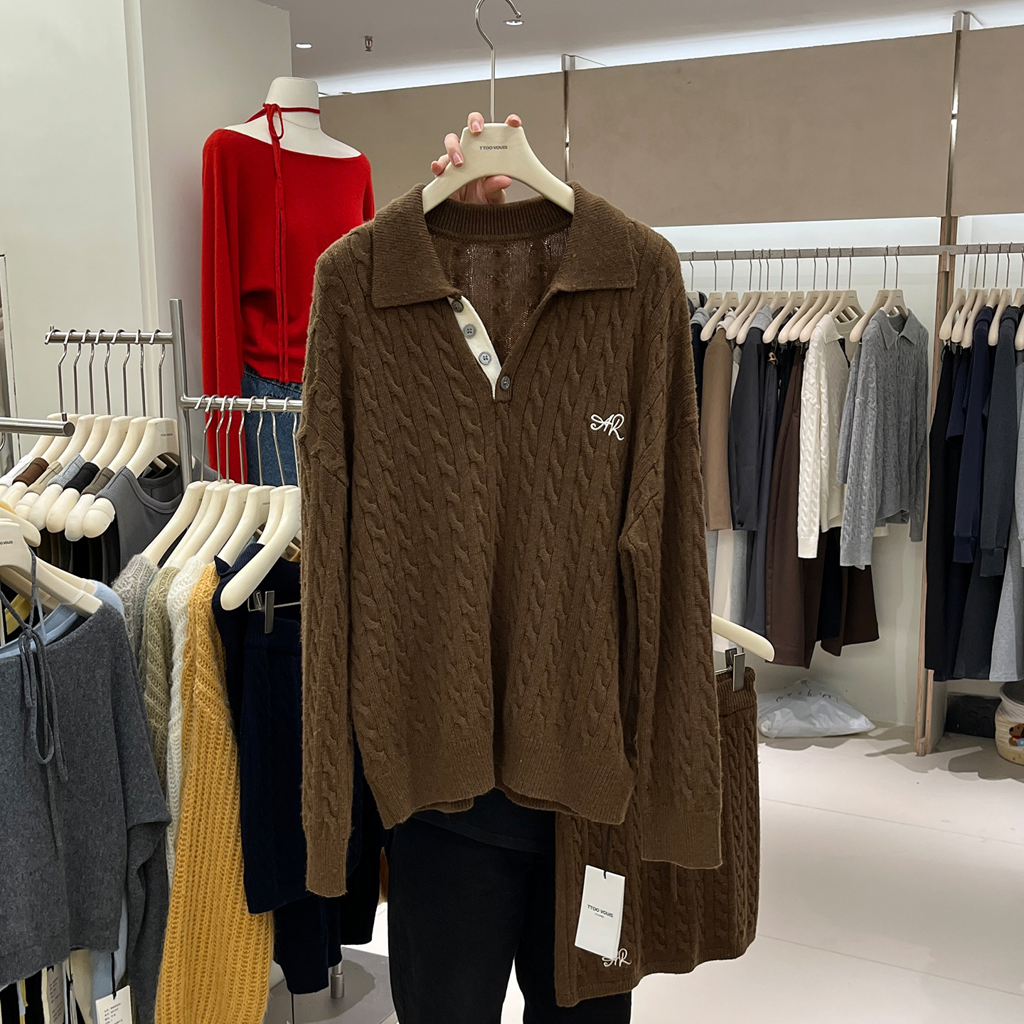 撞色POLO领刺绣毛衣女