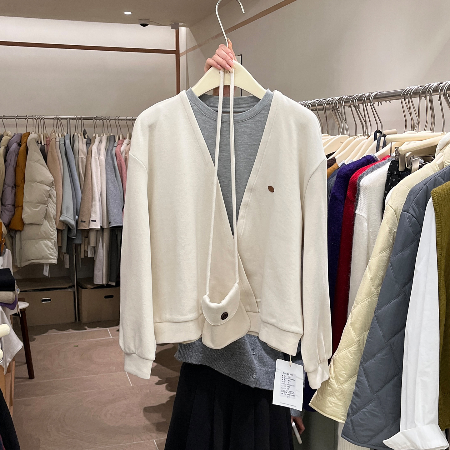 洋气拼接交叉V领加绒卫衣