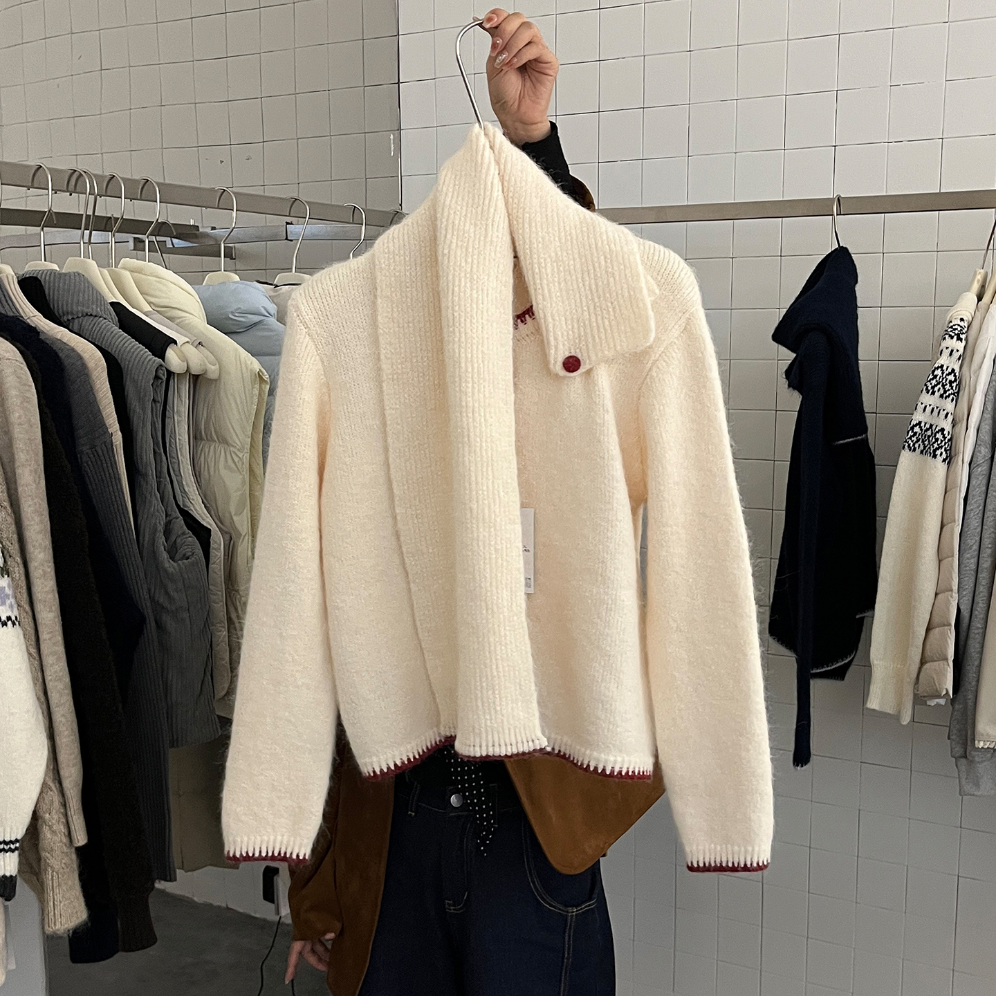 配围巾撞色条纹圆领毛衣外套女