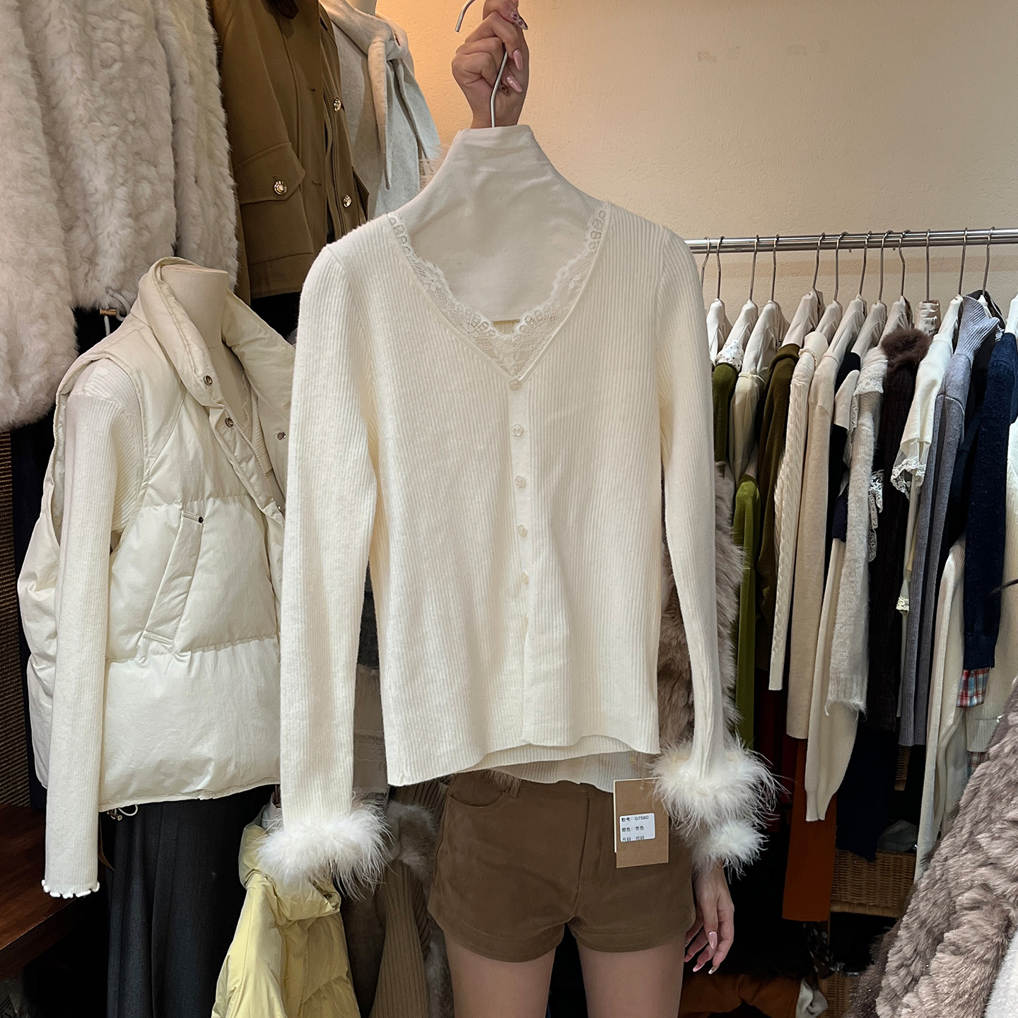 毛绒袖子蕾丝花边V领针织衫女