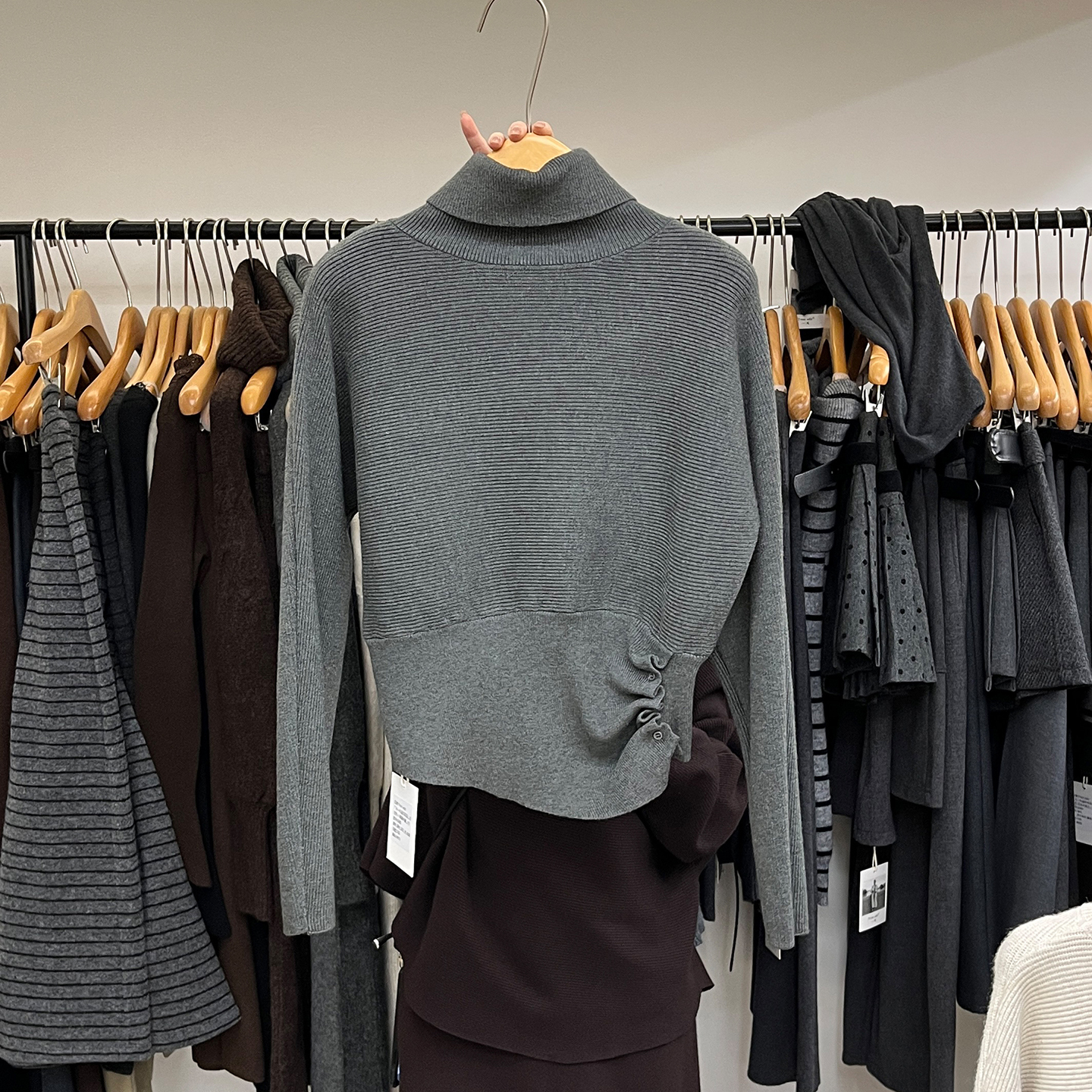 收腰系扣高领短款针织衫女