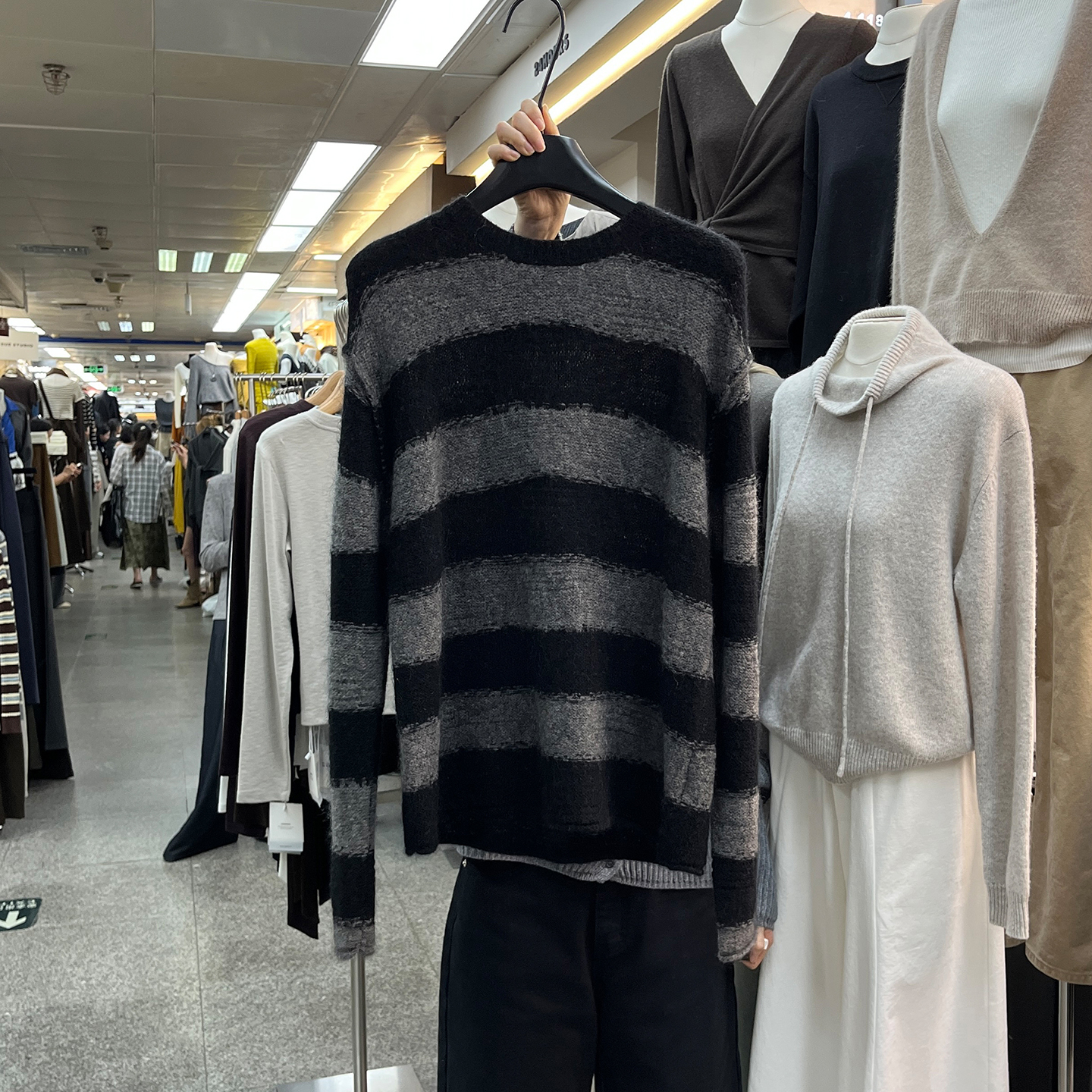 宽松慵懒风圆领长袖粗条纹毛衣