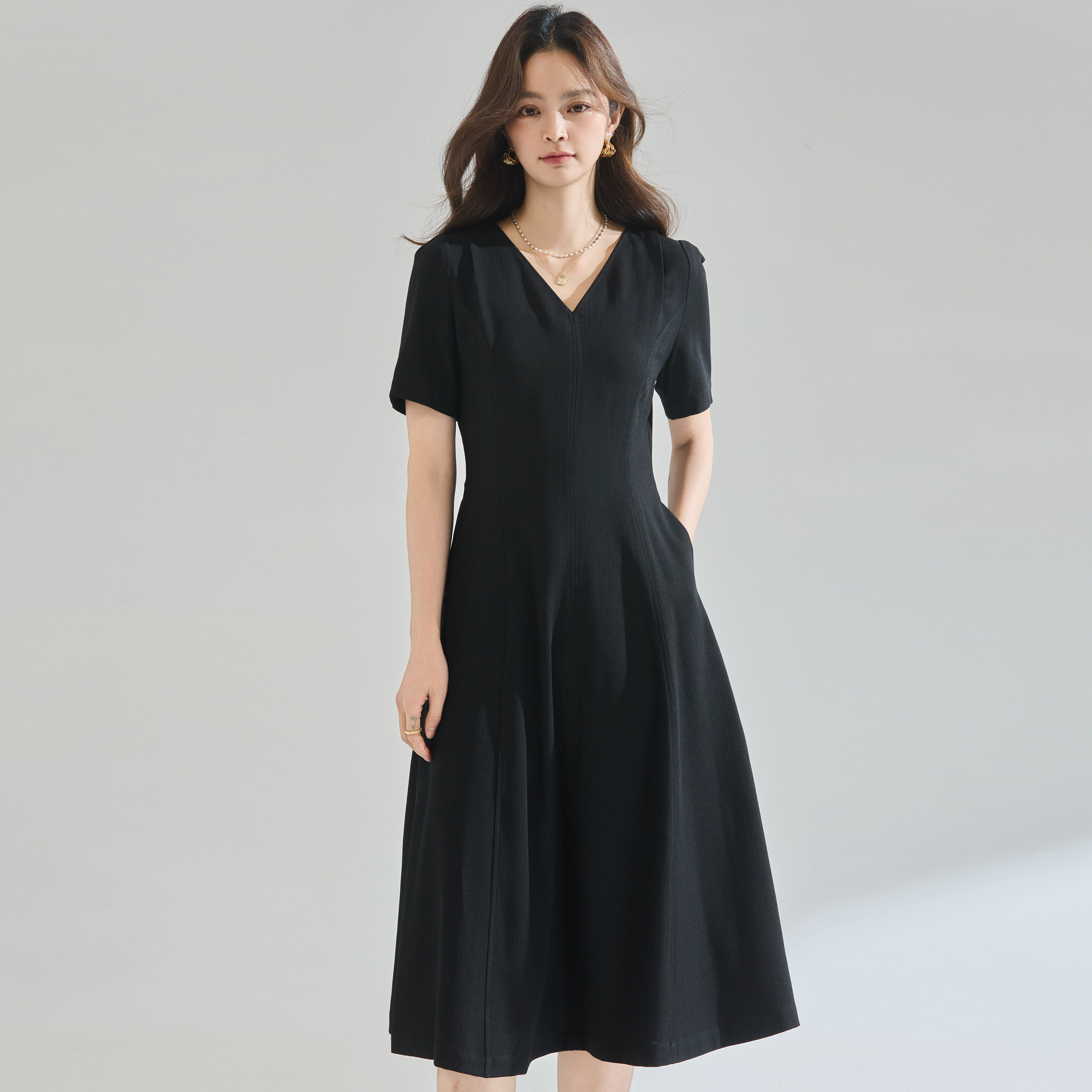 法式优雅黑色V领A字连衣裙女收腰赫本风中年气质礼服中长款裙子