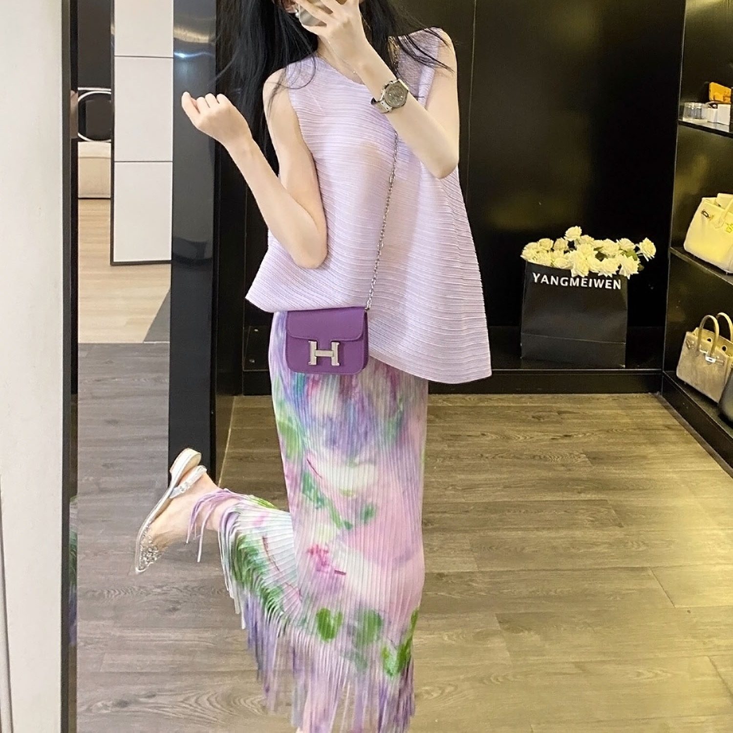 褶皱夏装搭配一整套时尚套装