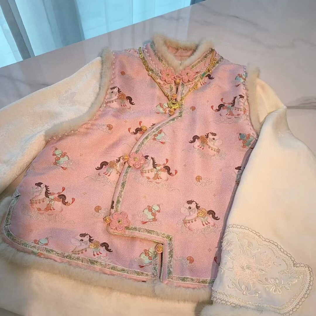 阅悦上新马上有钱超好看樱花粉可爱萌马夹棉国风马甲YS27-308A