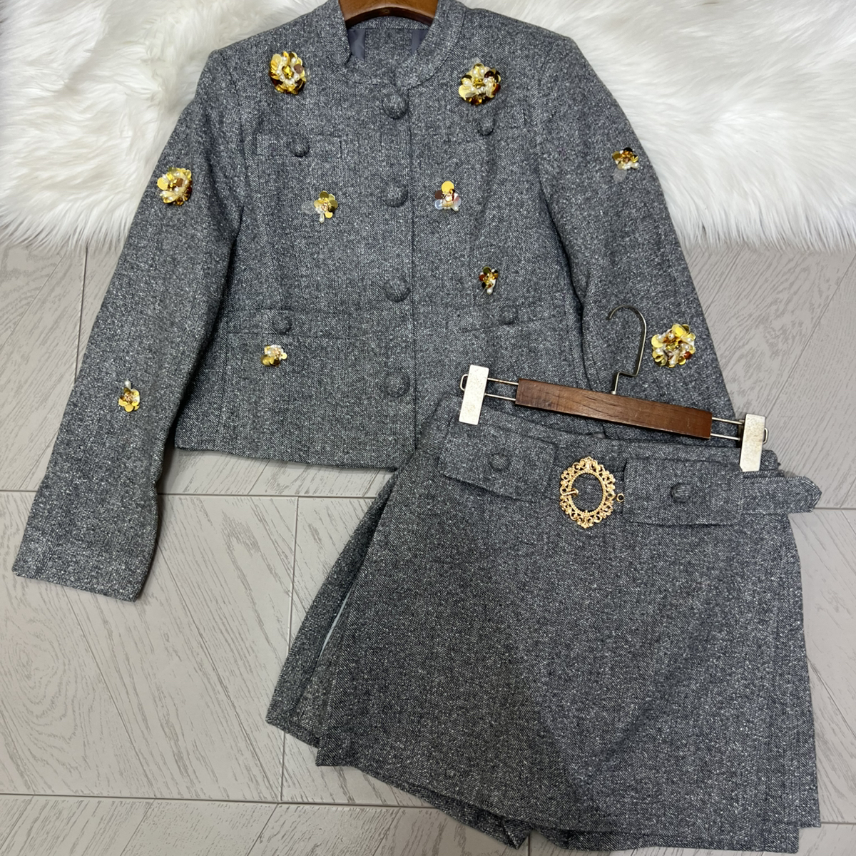 阅悦冬上新经典人字纹重工订珠花朵套装套装(配腰带)A9378