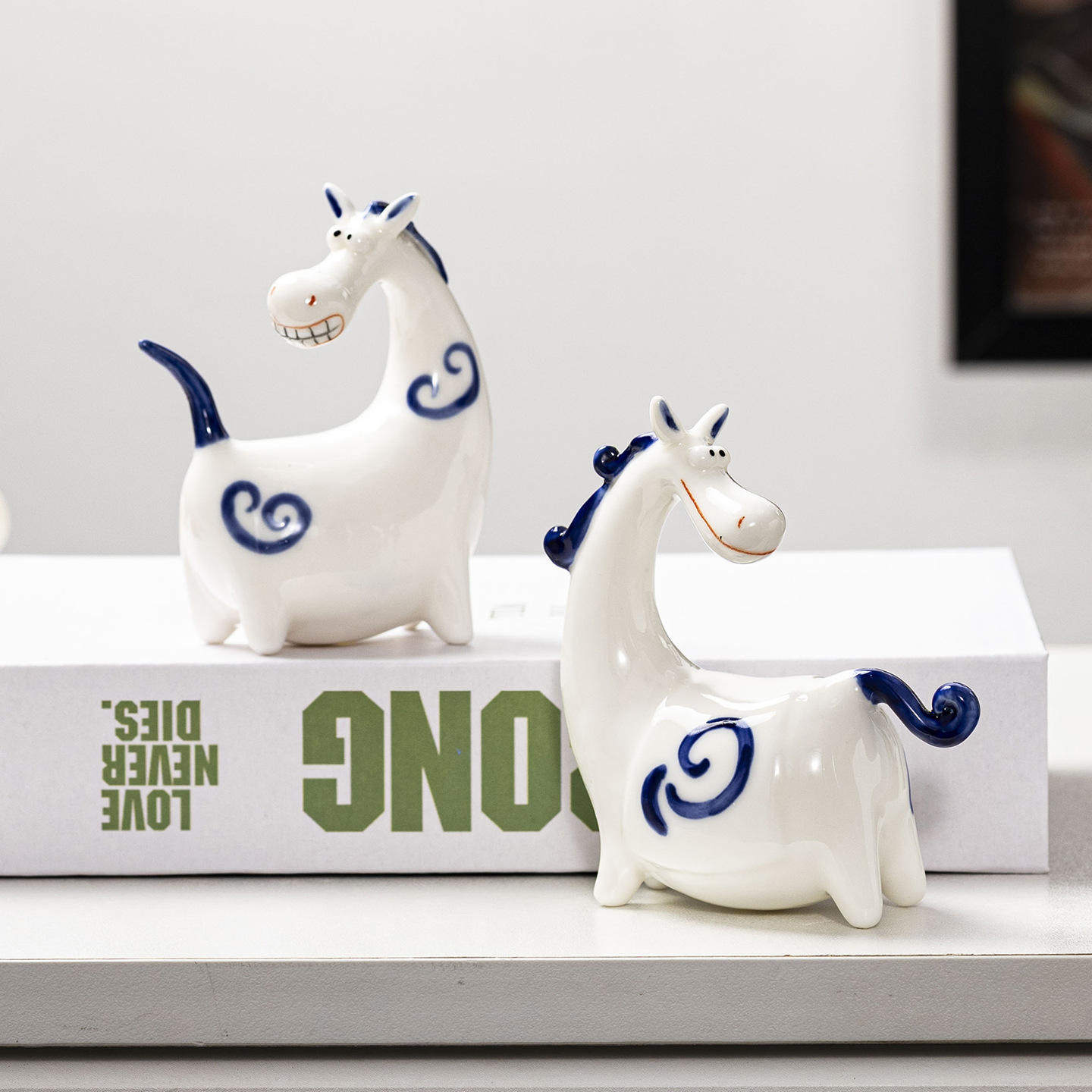 彩绘陶瓷个性创意动物小白马马驹桌面客厅家居马装饰文创可爱摆件