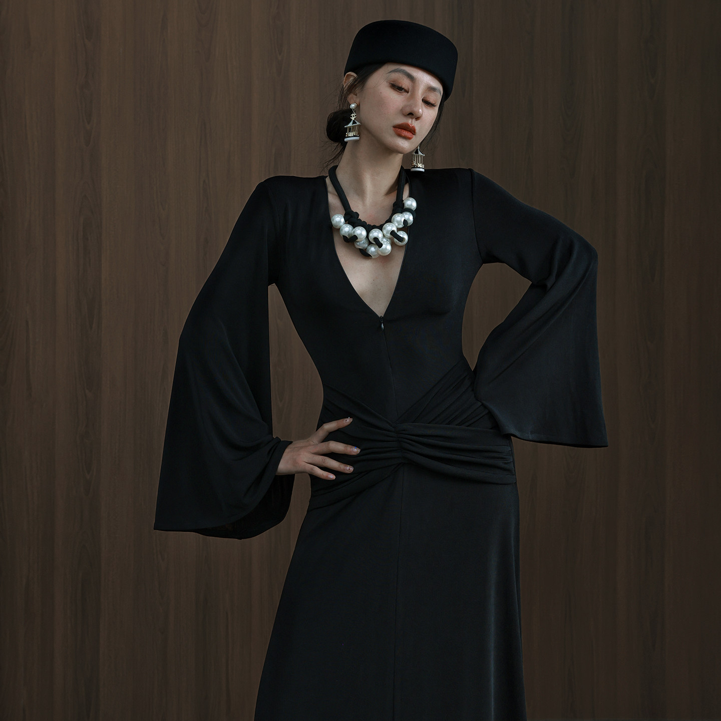 2026春季新款弹力收腰显瘦针织黑色连衣裙女深v领大摆喇叭袖长裙