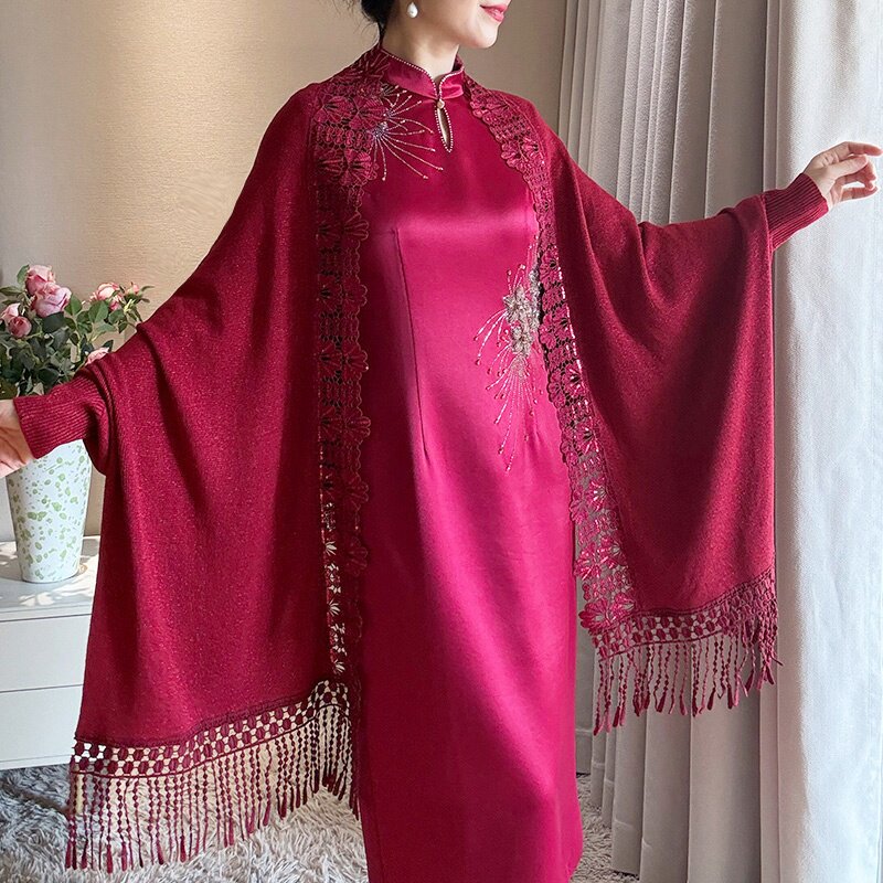 2026年秋酒红色披肩喜妈妈婆婆婚宴旗袍外搭斗篷高端中国风带袖女
