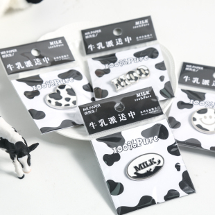 ins牛乳派送中系列 黑白奶牛纹学生金属徽章衣服包包装饰胸针配件