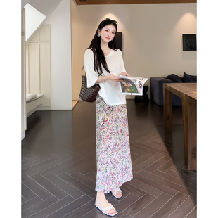 夏日搭配一整套慵懒风白色短袖t恤女宽松温柔碎花半身裙两件套装