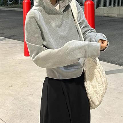 灰色正肩短款连帽卫衣女2024新款秋冬加绒外套高级感休闲宽松上衣