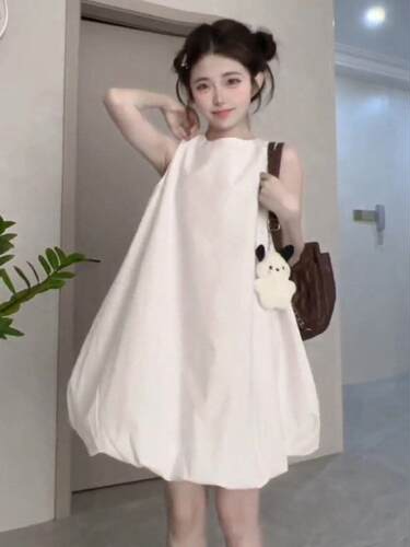 白色无袖花苞连衣裙女夏季新款设计感宽松遮肚显瘦纯色圆领短裙子