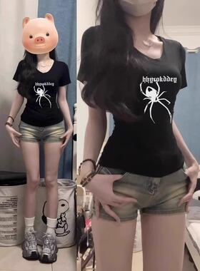 黑色V领蜘蛛印花短袖t恤女夏季纯欲性感修身显瘦辣妹紧身正肩上衣