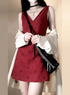 法式红色v领无袖背心连衣裙女夏季2025新款高级感海边度假短裙ins