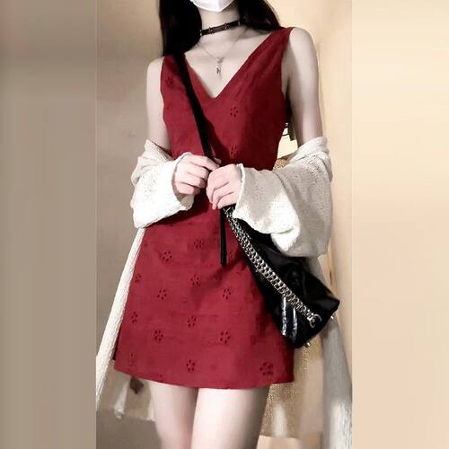 法式红色v领无袖背心连衣裙女夏季2025新款高级感海边度假短裙ins