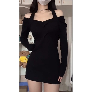 纯欲风黑色长袖连衣裙女春秋新款一字肩挂脖打底收腰包臀短裙子