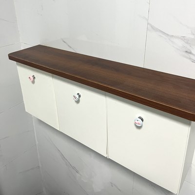 小新马桶旁边上方置物架卫生间