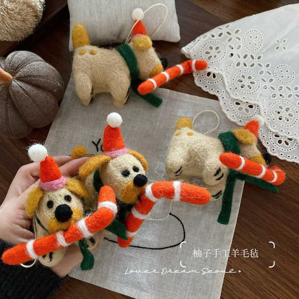 叼拐棍糖小狗尼泊尔手工羊毛毡圣诞小狗包包挂件手机钥匙扣车挂饰