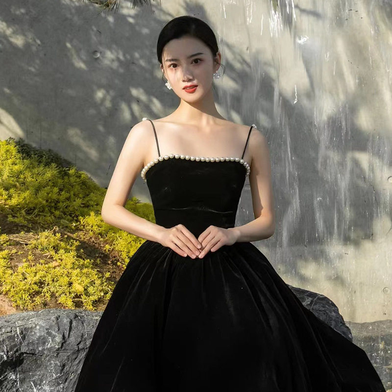 赫本丝绒连衣裙2025新款秋冬气质吊带蓬蓬裙中长款日常年会晚礼服