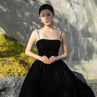 赫本丝绒连衣裙2025新款秋冬气质吊带蓬蓬裙中长款日常年会晚礼服