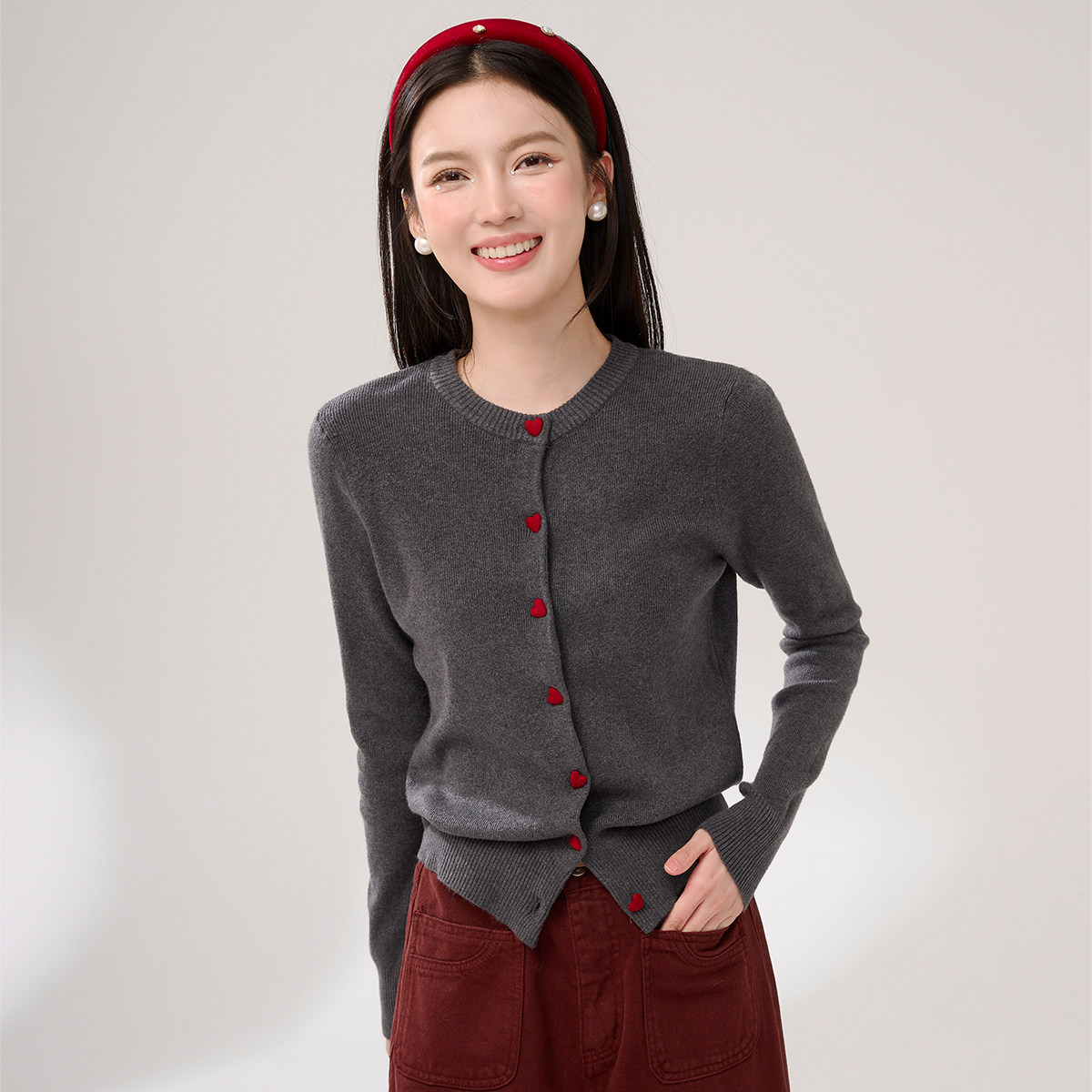 设计感红色爱心扣毛衣女
