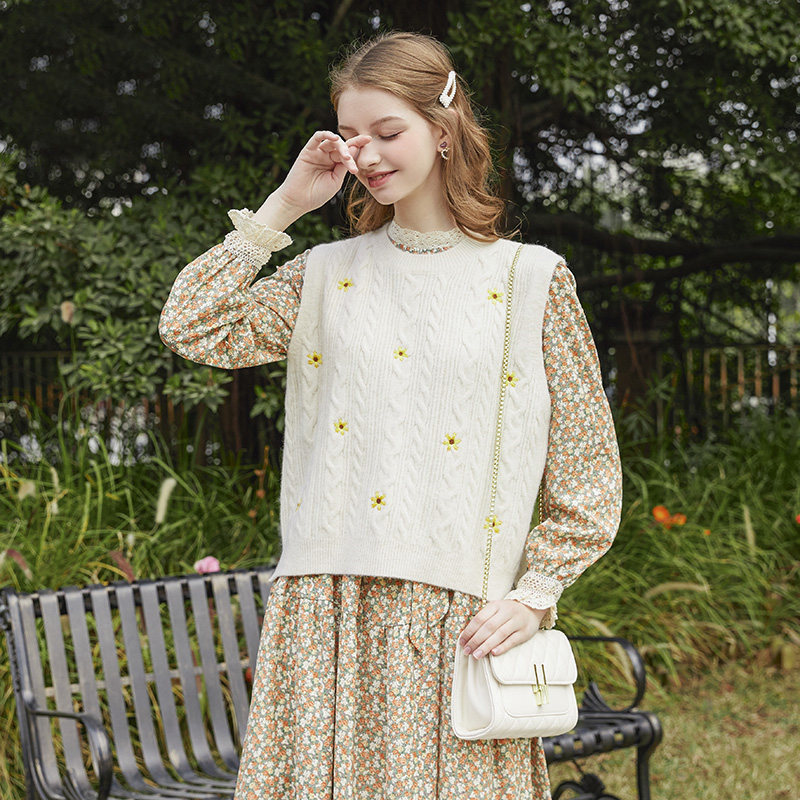 显瘦针织马甲毛衣背心女外穿绣花宽松无袖上衣韩版2026早春新款