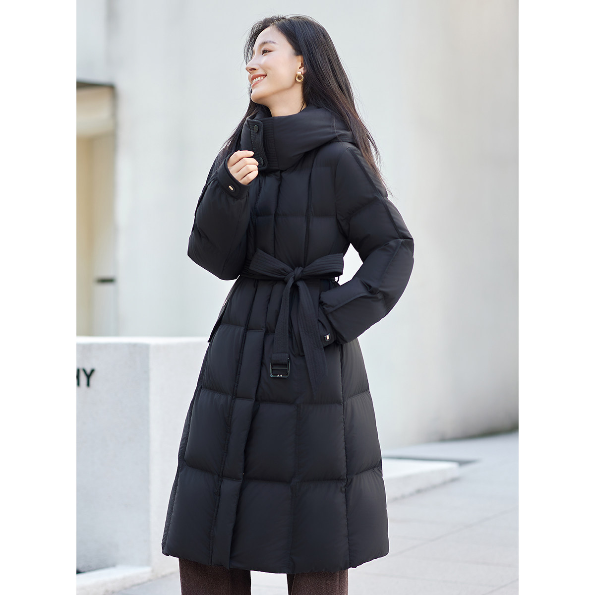 黑色系带收腰长款羽绒服女2025冬季新款超好看的流行风格保暖外套