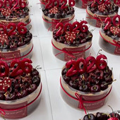 网红2026新年除夕夜氛围感车厘子蛋糕装 饰新春英文贴数字蜡烛插件