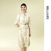 粉蓝衣橱2025春秋新款 林间初见 漫游飘带提花缎面V领连衣裙女