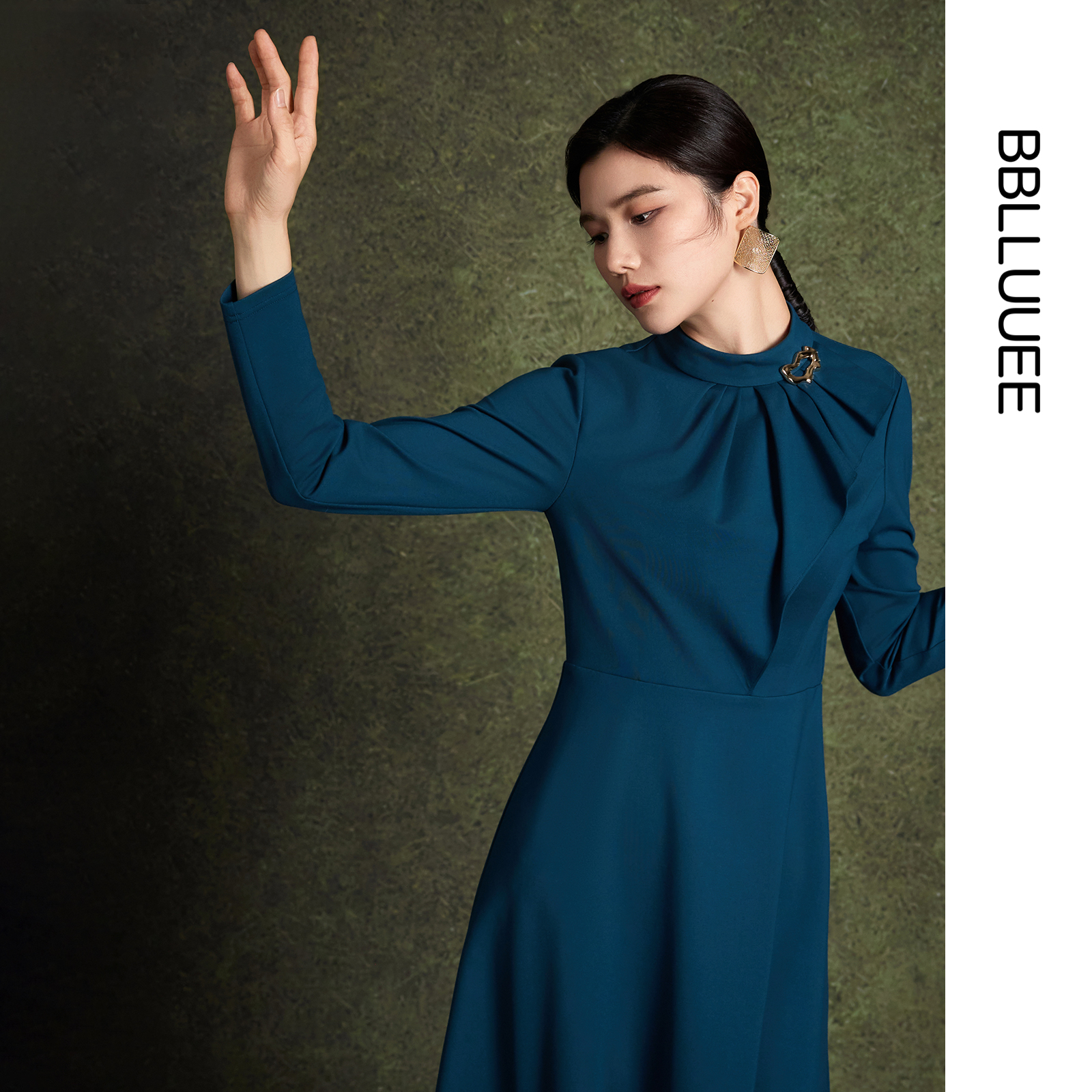 垂感针织料 至简廓形 立领褶饰针织连衣裙