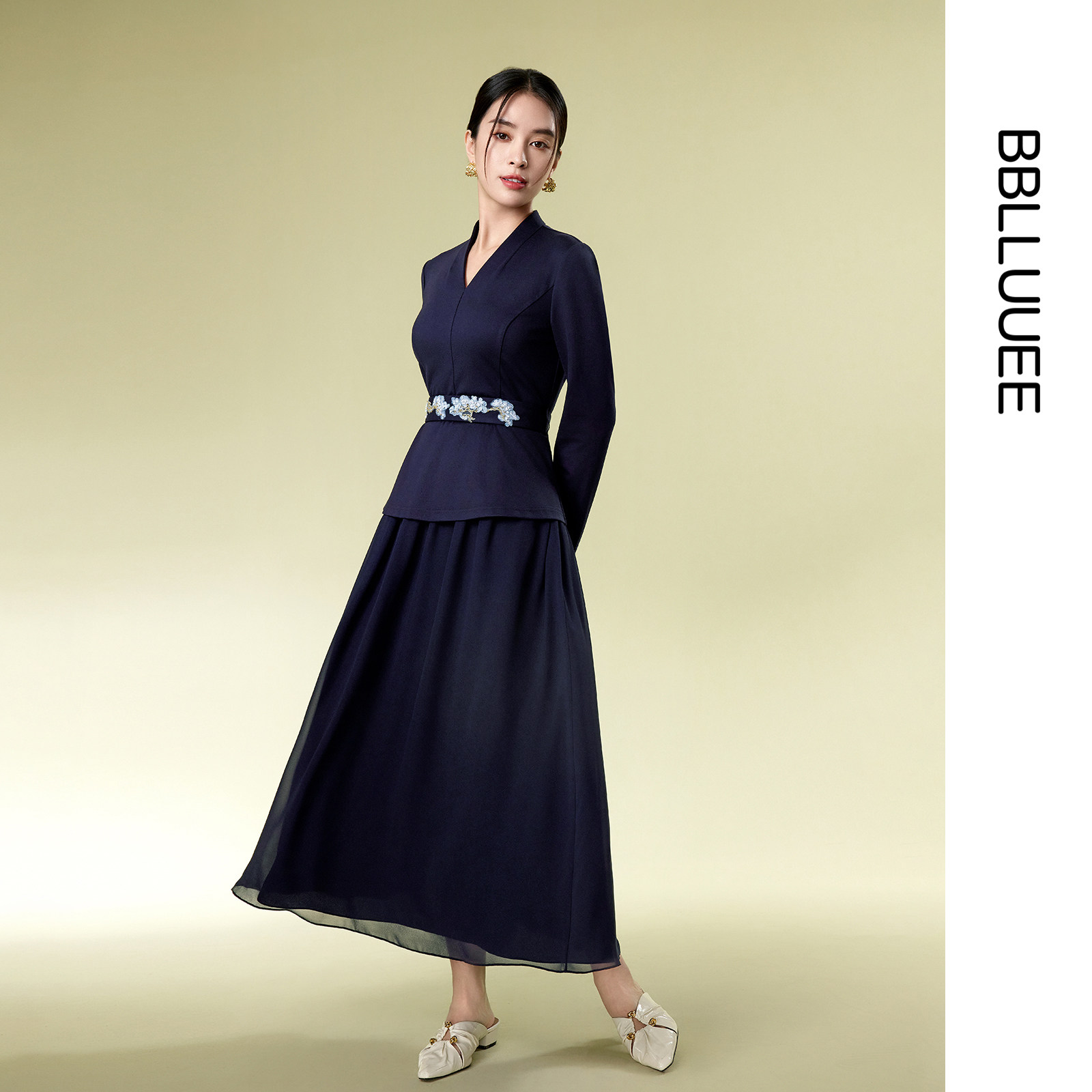 【复古刺绣套装】粉蓝衣橱2026春装新款飘逸V领小衫半裙两件套女