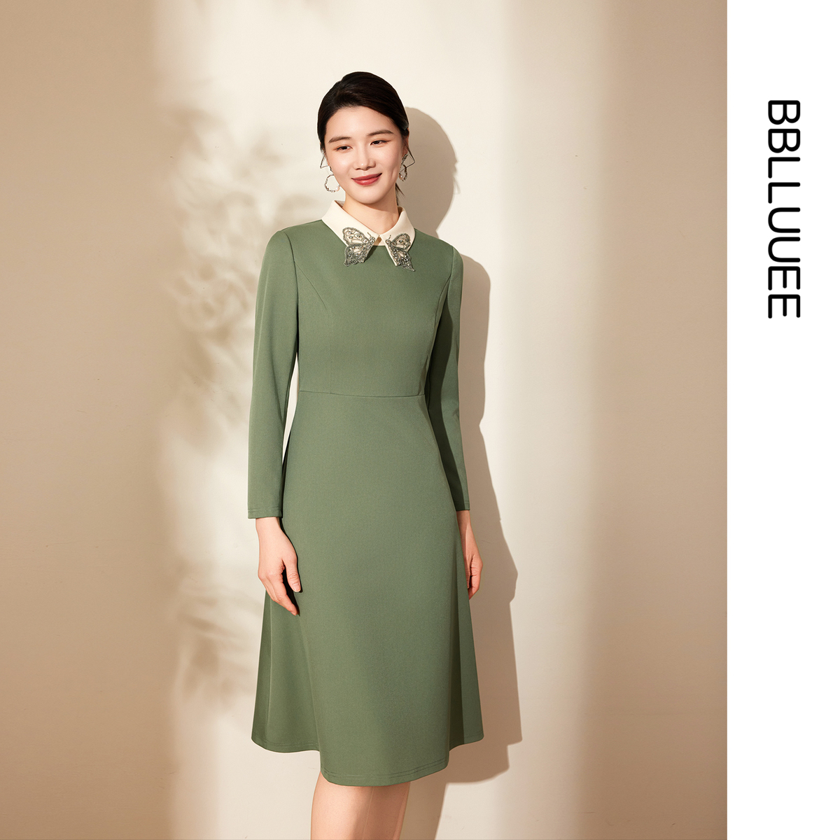 时尚气质 蝴蝶领绣花 收腰连衣裙