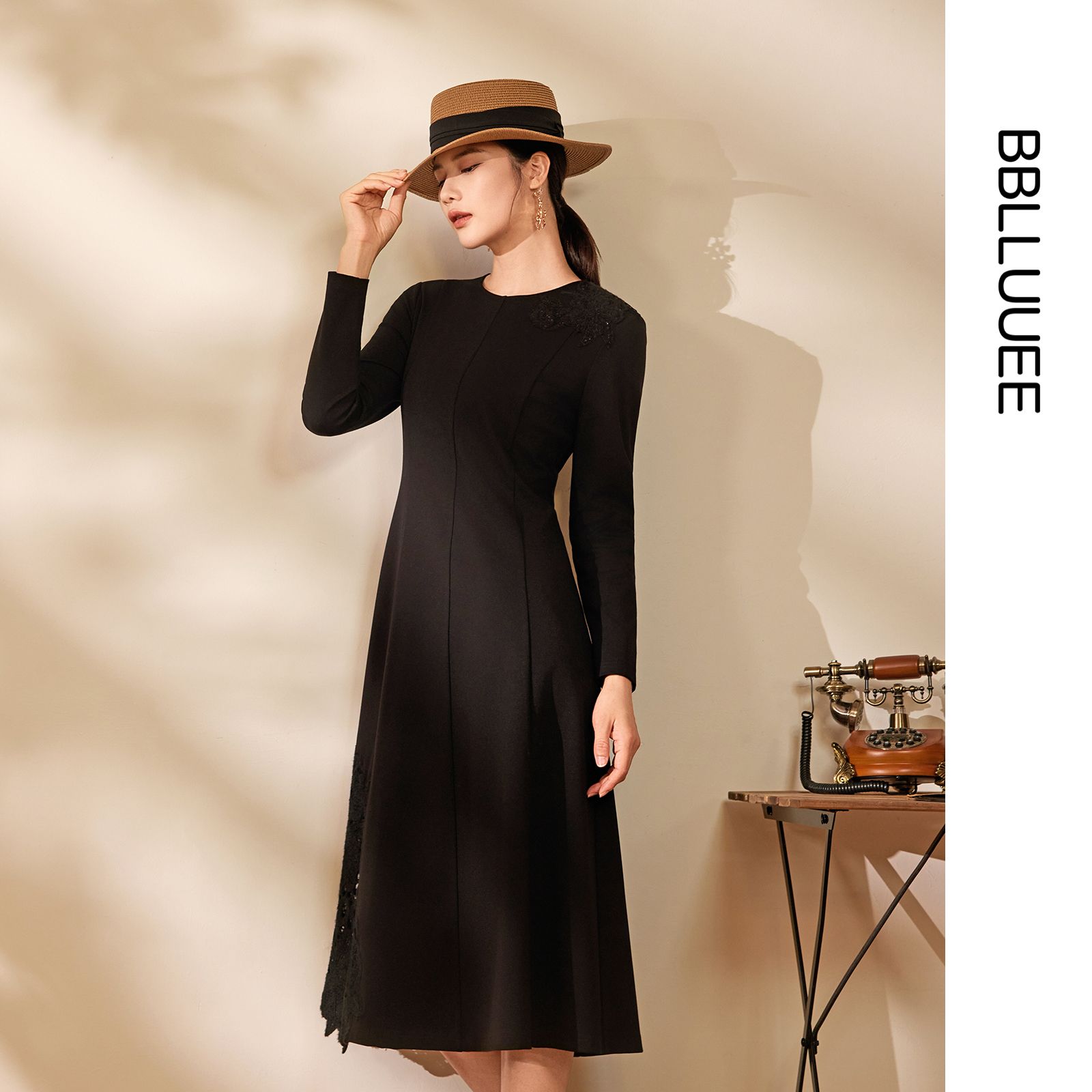 【雅致小黑裙】BBLLUUEE粉蓝衣橱2025秋冬新款贴花蕾丝针织连衣裙