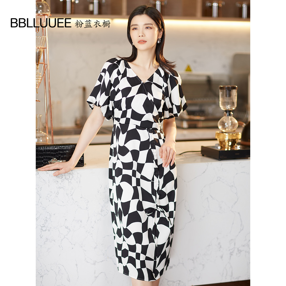 经典黑白粉蓝衣橱A字裙