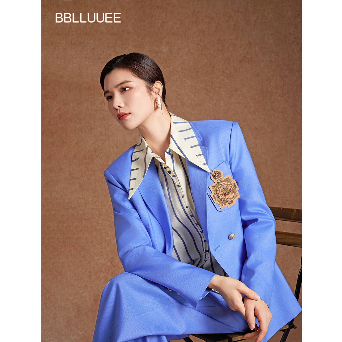 BBLLUUEE粉蓝衣橱2026春装新款休闲西装女复古松弛感徽章设计外套