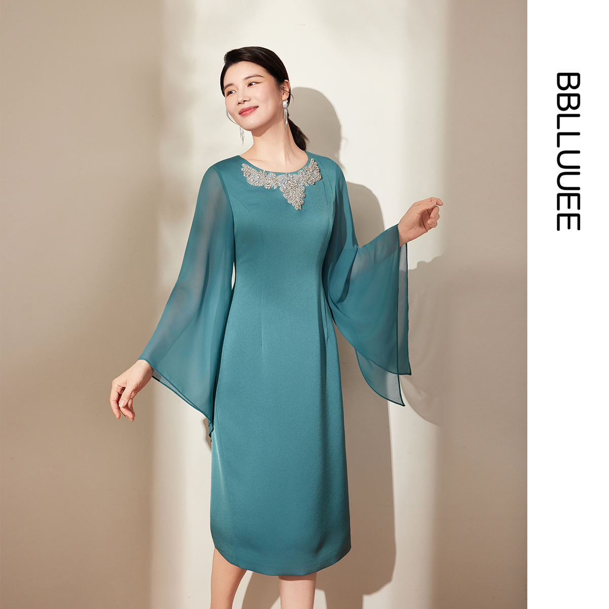 光感缎面 东方感钉珠 飘袖礼服连衣裙