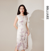 立裁分割 粉蓝衣橱2025夏装 新款 国风盖袖 缎面印花旗袍连衣裙女