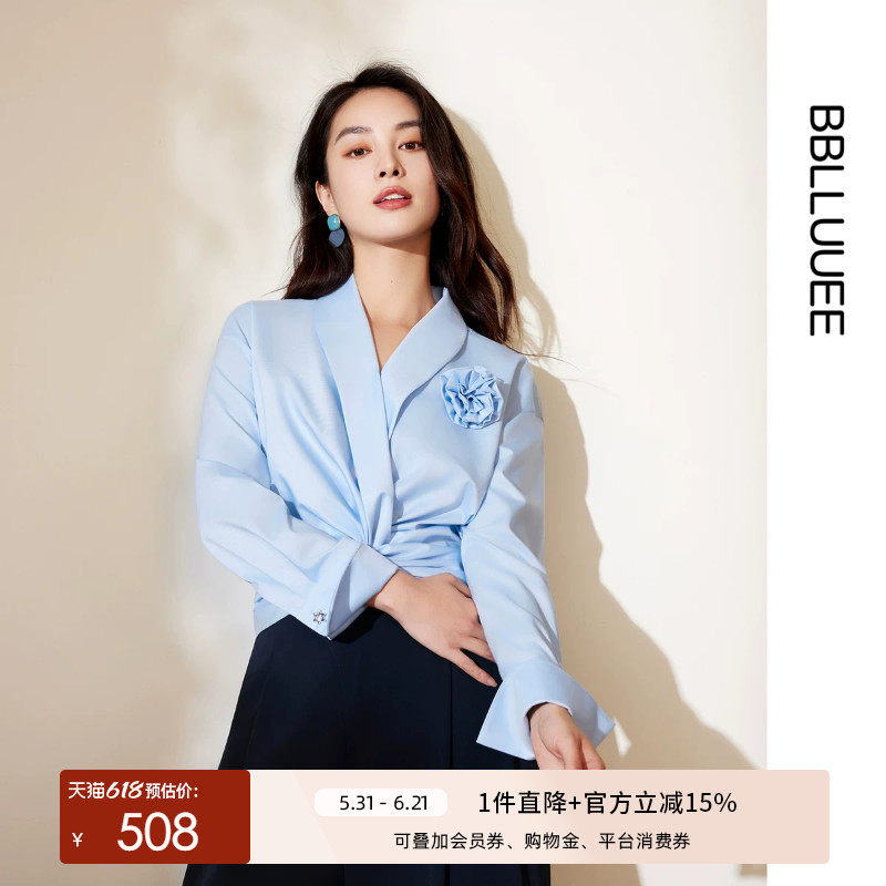 【扭结设计】粉蓝衣橱2026春新款花朵胸针衬衫女休闲立体捏褶上衣