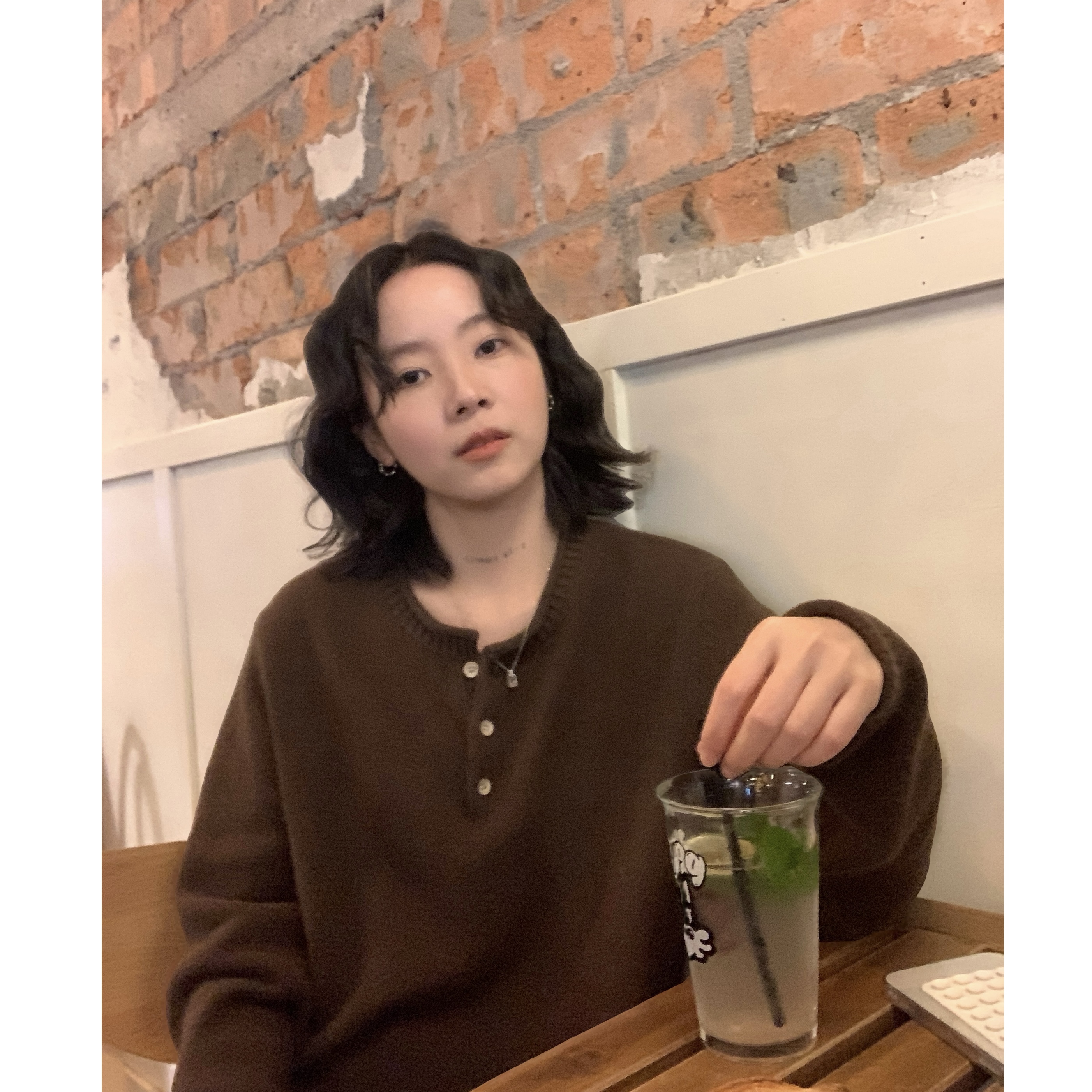 胡桃木色卷边圆领半系扣针织衫