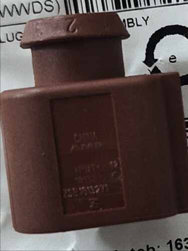 闲置TE 1813271‑3汽车防水连接器胶壳  3孔防水插头护套，棕红色