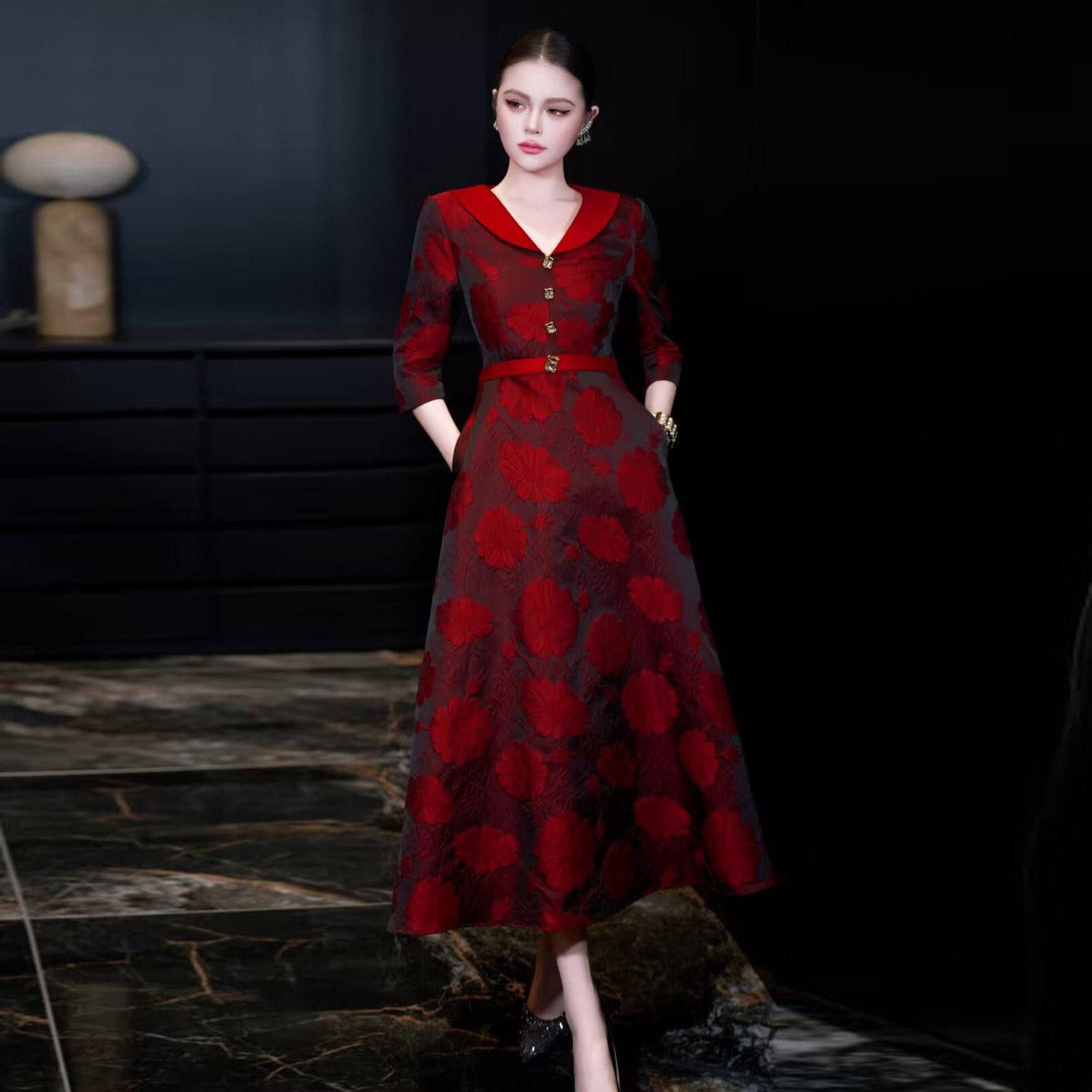 2026春夏复古娃娃领七分袖提花A字裙女红色收腰大摆连衣裙高级感
