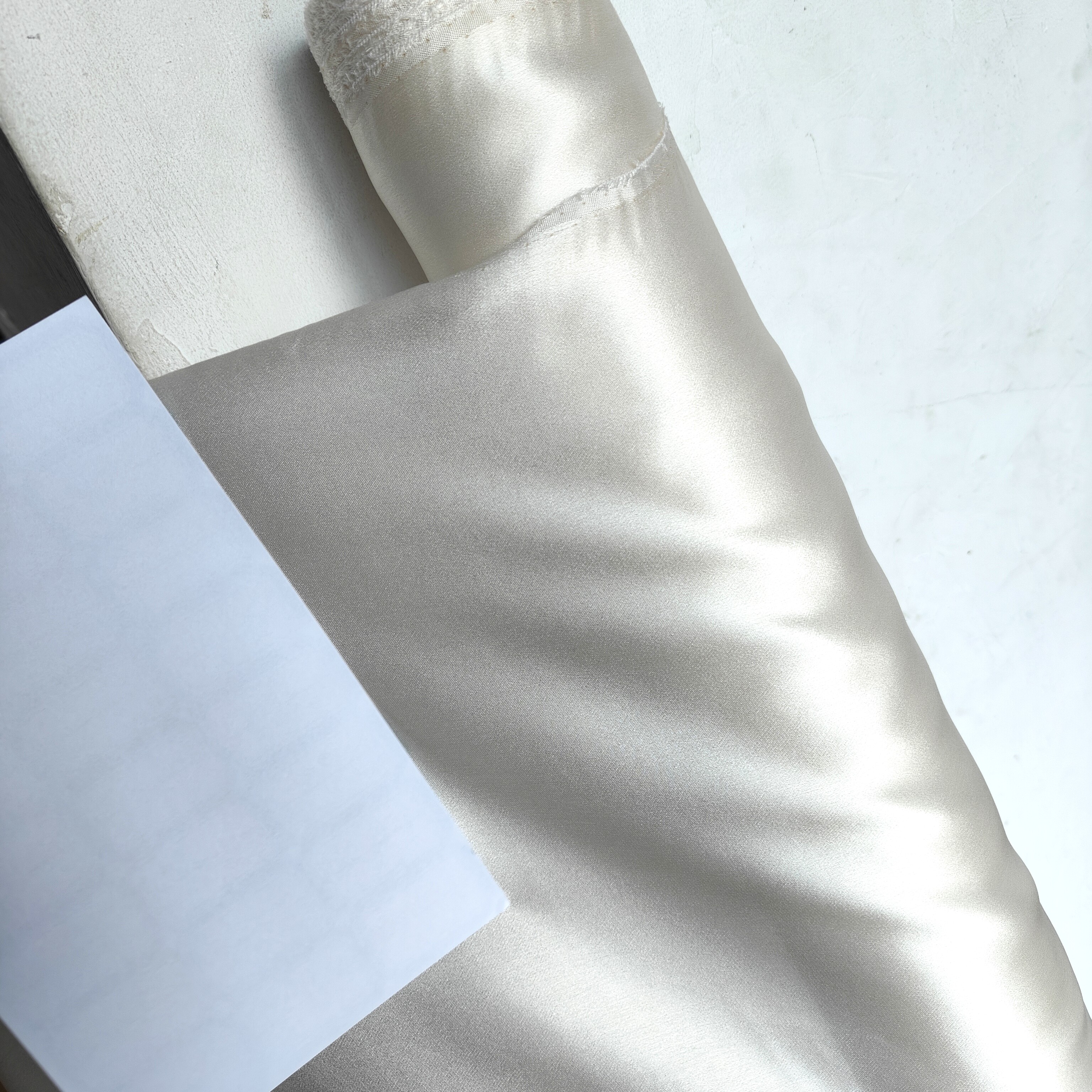 米白色真丝缎100%桑蚕丝柔软布料 10姆米薄缎透时装精品布料