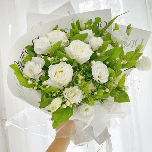 22年最新款茉莉白玫瑰花束北京东城长沙鲜花同城配送成都送老公男友