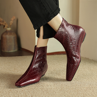 2026年新款洋气网红靴子鳄鱼纹真皮平底坡跟内增高短靴女春秋单靴
