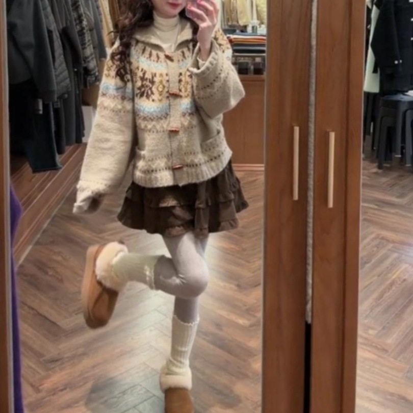 翻领牛角扣针织外搭毛衣开衫女款2025年秋冬季新款设计感宽松外套