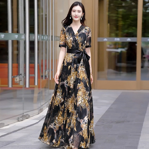 高级感黑色雪纺印花连衣裙女2026夏新款长款收腰显瘦大摆沙滩长裙