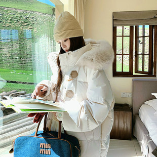 米白色时尚 2025年设计感加厚保暖棉衣 大毛领牛角扣棉服外套女冬季